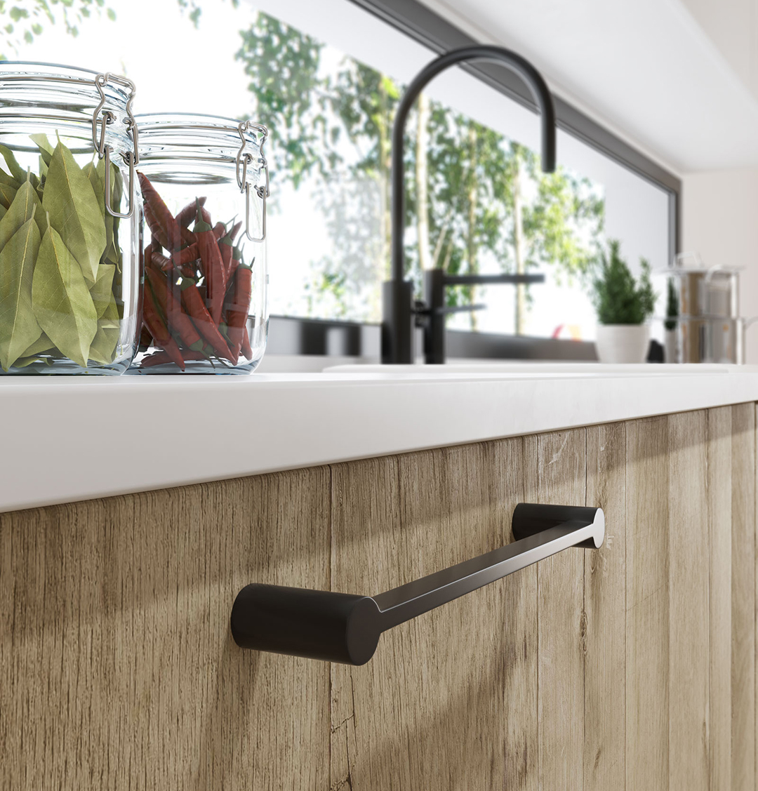 Tirador de cocina en puerta de madera